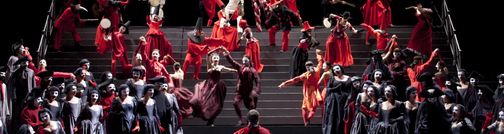 Vue d'ensemble avec Orlin Anastassov (Alvise Badoero) de dos au premier plan Crédit : Opéra national de Paris/ Andrea Messana