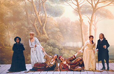 Despina déguisée en docteur (Maria Bayo), Fiordiligi (Anja Harteros), Ferrando (Roberto Sacca), Guglielmo (Russell Braun), Dorabella (Enkelejda Shkosa) et Don Alfonso (Alessandro Corbelli) Photo(c) Eric Mahoudeau