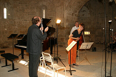 Michel Lethiec (clarinette), Suzanne Giraud et Arto Noras (violoncelle) lors de la création de Duos pour Prades, prieuré de Marcevol, 5 août 2003
