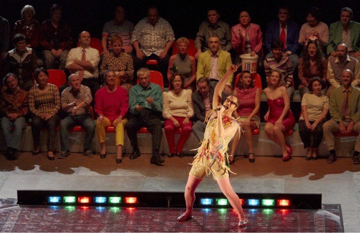 Die ZauberflöteVon Wolfgang Amadeus Mozart13. März 2004Musikalische Leitung: Uwe SandnerRegie: Peter KonwitschnyBühne und Kostüme: Bert NeumannLicht: Lothar BaumgarteVideo: Philip BußmannChor: Christoph HeilDramaturgie: Juliane VottelerAuf dem Bild: Ronan Collett (Papageno), Mitglieder des Staatsopernchors StuttgartFoto: A.T. Schaefer