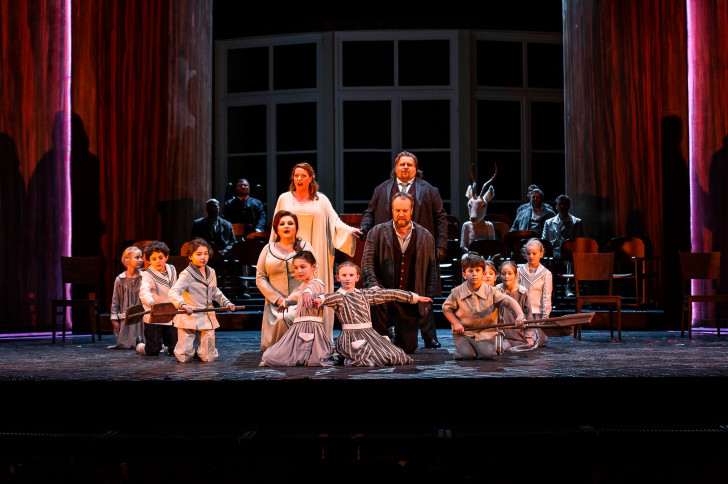 140311_1232 diefrau-EMILY MAGEE AS EMPRESS; JOHAN BOTHA AS EMPEROR; ELENA PANKRATOVA AS BARAK'S WIFE; JOHAN REUTER AS BARAK © ROH CLIVE BARDA