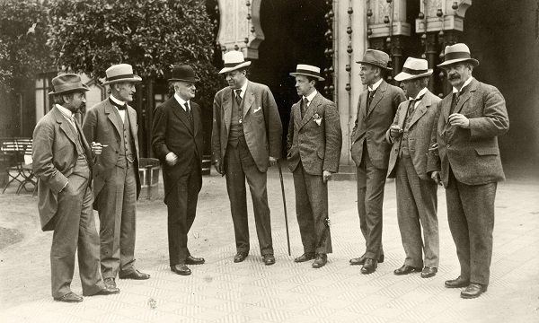 A partir de la gauche: Fr. Schnedler-Petersen, Robert Kajanus, Jean Sibelius, Georg Høeberg, Erkki Melartin, Wilhelm Stenhammar, Carl Nielsen, Johan Halvorsen. Photo prise à l'occasion d'un concert le 20 juin 1919. 