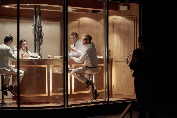 Don Giovanni von Wolfgang Amadeus Mozart in italienischer Sprache mit deutschen Übertiteln Wiederaufnahme 13. November 2016 Musikalische Leitung: Willem Wentzel Regie: Andrea Moses Bühne und Kostüme: Christian Wiehle Choreografie: Jacqueline Davenport Licht: Reinhard Traub Chor: Christoph Heil Dramaturgie: Hans-Georg Wegner, Moritz Lobeck Auf dem Bild: Shigeo Ishino (Don Giovanni), Bernarda Bobro (Donna Anna), Michael Nagl (Masetto), Sebastian Kohlhepp (Don Ottavio), Adam Palka (Leporello) Foto: Martin Sigmund