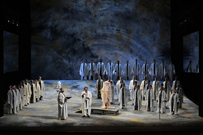 Direction Paul Daniel Mise en scène Yoshi Oïda Décors Tom Schenk Costumes Richard Hudson Lumières Fabrice Kebour Leila Joyce El-Khoury Nadir Sébastien Droy Zurga David Bizic Nourabad Jean-Vincent Blot Orchestre Orchestre National Bordeaux Aquitaine Chœur Chœur de l'Opéra National de Bordeaux Chef de chœur Salvatore Caputo