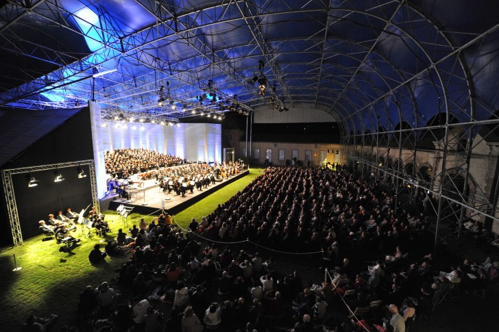 Cour du Chateau Louis XI_2012 Berlioz Requiem -®H. Coste-Le Dauphiné Libéré