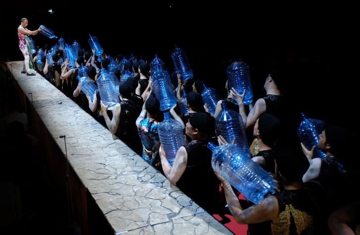 Carlo Cigni, le Grand prêtre Hiéros, distribue quelques gouttes d'eau