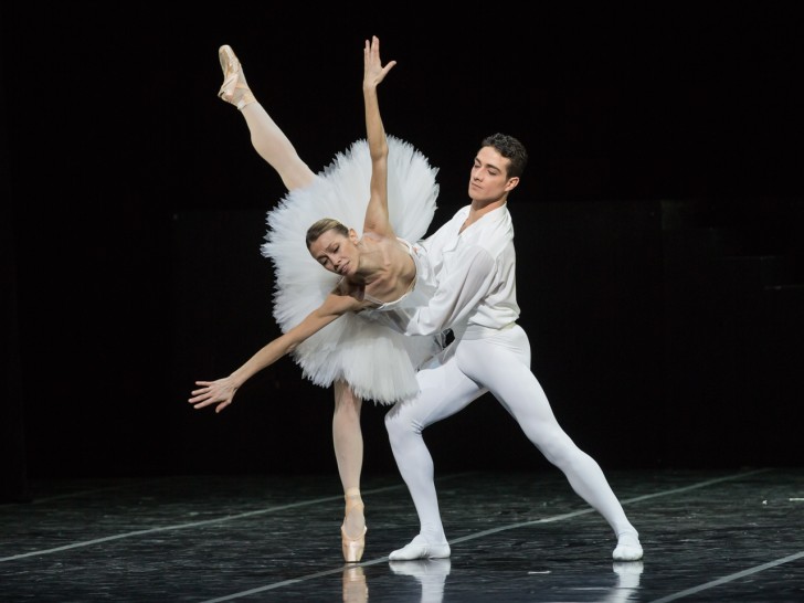 1. Eleonora Abbagnato e Michele Satriano in Suite en blanc di Serge Lifar © Yasuko Kageyama WEB