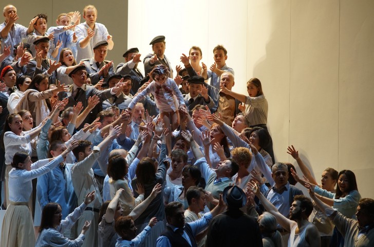 Lohengrin Romantische Oper in drei Aufzügen von Richard Wagner Musikalische Leitung: Tomáš Netopil Inszenierung: Tatjana Gürbaca Bühne: Marc Weeger Kostüme: Silke Willrett Licht: Stefan Bolliger Choreinstudierung: Jens Bingert Dramaturgie: Markus Tatzig Szenische Leitung der Wiederaufnahme: Carolin Steffen-Maaß Auf dem Bild Chor, Yashar Cantürk (Schwan) Foto: Forster