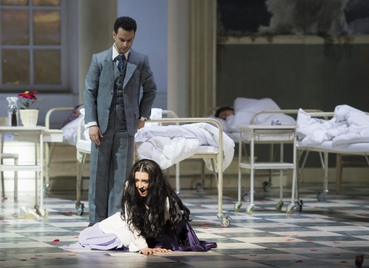 La Traviata Oper von Giuseppe Verdi Musikalische Leitung: Friedrich Haider Inszenierung: Josef Ernst Köpplinger Bühne: Johannes Leiacker Kostüme: Alfred Mayerhofer Szenische Leitung der Wiederaufnahme: Daniel Witzke Foto: Saad Hamza Die Nutzung/Veröffentlichung ist nur dann gestattet und honorarfrei, wenn die Bilder im Zusammenhang mit einer Berichterstattung über das Aalto Ballett Essen bzw. die Theater und Philharmonie Essen GmbH verwendet werden. Elbenita Kajtazi (Violetta)