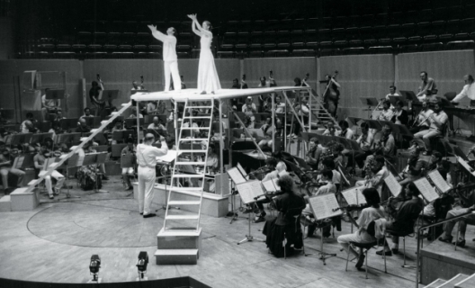 K. Stockhausen dirigeant Inori à la Philharmonie de Cologne en 1989.
