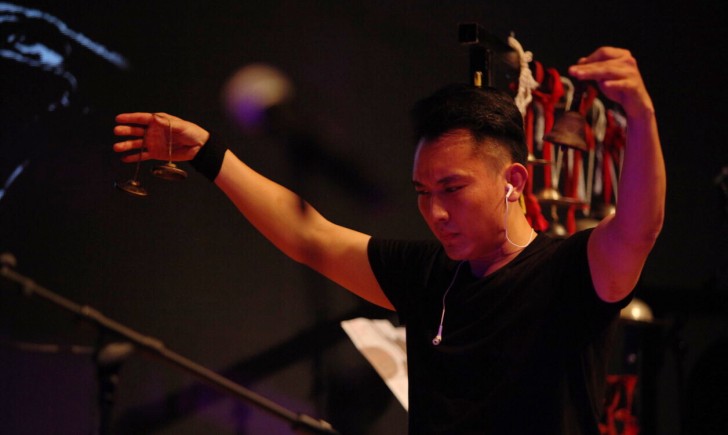 percussionniste et sonnailles