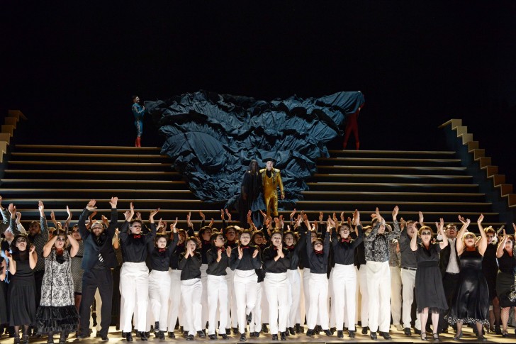 Carmen | Georges Bizet WA 01. März 2019 | Oper Frankfurt Musikalische Leitung Leo Hussain Regie Barrie Kosky Szenische Leitung der Wiederaufnahme Alan Barnes Bühnenbild und Kostüme Katrin Lea Tag Choreografie Otto Pichler Licht Joachim Klein Chor Tilman Michael Kinderchor Markus Ehmann Dramaturgie Zsolt Horpácsy Carmen Zanda Švēde Don José Evan LeRoy Johnson Micaëla Nadja Mchantaf Escamillo Kihwan Sim Moralès / Dancaïro Mikołaj Trąbka Remendado Jaeil Kim * Frasquita Sydney Mancasola Mercédès Karen Vuong Zuniga Božidar Smiljanić TänzerInnen Madeline Ferricks-Rosevear, Johanna Berger, Veronica Bracaccini, Christopher Basile, Rouven Pabst, Robin Rohrmann TänzerInnen / Swing Evie Poaros, Matt Emig Chor und Kinderchor der Oper Frankfurt Frankfurter Opern- und Museumsorchester * Mitglied des Opernstudios