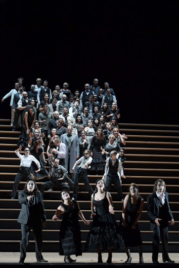 Carmen | Georges Bizet WA 01. März 2019 | Oper Frankfurt Musikalische Leitung Leo Hussain Regie Barrie Kosky Szenische Leitung der Wiederaufnahme Alan Barnes Bühnenbild und Kostüme Katrin Lea Tag Choreografie Otto Pichler Licht Joachim Klein Chor Tilman Michael Kinderchor Markus Ehmann Dramaturgie Zsolt Horpácsy Carmen Zanda Švēde Don José Evan LeRoy Johnson Micaëla Nadja Mchantaf Escamillo Kihwan Sim Moralès / Dancaïro Mikołaj Trąbka Remendado Jaeil Kim * Frasquita Sydney Mancasola Mercédès Karen Vuong Zuniga Božidar Smiljanić TänzerInnen Madeline Ferricks-Rosevear, Johanna Berger, Veronica Bracaccini, Christopher Basile, Rouven Pabst, Robin Rohrmann TänzerInnen / Swing Evie Poaros, Matt Emig Chor und Kinderchor der Oper Frankfurt Frankfurter Opern- und Museumsorchester * Mitglied des Opernstudios