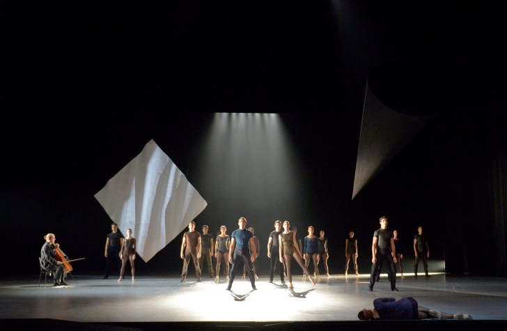 One of a Kind Ballett von Jiří Kylián 1 Stunde und 50 Minuten, 2 Pausen: Choreographie: Jiří Kylián Musik: Brett Dean, Carlo Gesualdo da Venosa, David Hykes, Frame-Cut-Frame, Benjamin Britten, Chiel Meijering, David Lumsdaine, John Cage Bühnenbild: Atsushi Kitagawara Kostüme: Joke Visser Licht (original): Michael Simon Licht (Neugestaltung): Kees Tjebbes Uraufführung: 6. Mai 1998, Nederlands Dans Theater Stuttgarter Erstaufführung: 22. Februar 2019 Auf dem Bild C: Jiří Kylián T: Ensemble Foto: Stuttgarter Ballett