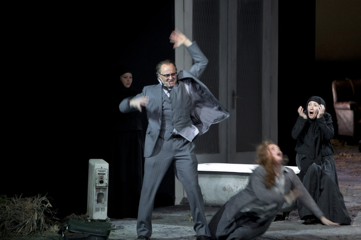 Staatsoper Berlin Katja Kabanova Musikalische Leitung: Sir Simon Rattle Inszenierung: Andrea Breth Bühnenbild: Annette Murschetz Kostüme: Willret / Weeger Licht: Alexander Koppelmann Darsteller: ,A.Queiroz, S.Rügamer, E.M. Westbroek,E.Sarkisyan