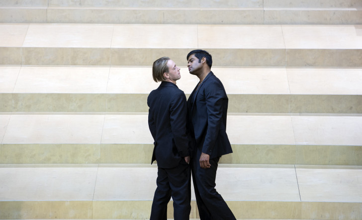 Hans Werner Henze The Bassarids Musikdrama in einem Akt Musikalische Leitung: Vladimir Jurowski Inszenierung: Barrie Kosky Choreographie: Otto Pichler Bühnenbild und Kostüme: Katrin Lea Tag Dramaturgie: Ulrich Lenz Chöre: David Cavelius Licht: Franck Evin Auf dem Bild: Günter Papendell (Pentheus), Sean Panikkar (Dionysus) Foto: Monika Rittershaus Veröffentlichung bei Nennung des Fotografen/der Fotografin für Ankündigungen und redaktionelle Berichterstattung über die Produktion an der Komischen Oper Berlin honorarfrei. Reproductions for editorial purposes and program announcements covering the production at the Komische Oper Berlin are free of charge, if the photographer is fully credited. Bitte ein Belegexemplar an/ Please send a copy to: Komische Oper Berlin Pressestelle Behrenstr. 55-57 10117 Berlin presse@komische-oper-berlin.de