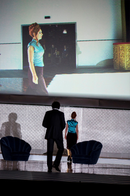 DE MUNT / LA MONNAIE ILS CONTES DE HOFFMANN Premiere: 10.11.2019 Muzikale leiding/Direction musicale: Alain Altinoglu Regie/Mis en scène: Krzysztof Warlikowski Decor, Décors et Costumes / Kostuums: Matgorzata Szczesniak Belichting / Éclairages: Felice Ross HoffmannERIC CUTLER ENEA SCALA (DÉC 12, 19, 22, 27, 31) Olympia, Antonia, Giulietta, StellaPATRICIA PETIBON NICOLE CHEVALIER (DÉC 12, 19, 22, 27, 31) Nicklausse, La MuseMICHÈLE LOSIER La voix de la tombeSYLVIE BRUNET-GRUPPOSO Le conseiller Lindorf, Coppélius, Le docteur Miracle, Le capitaine DapertuttoGÁBOR BRETZ Spalanzani, NathanaëlFRANÇOIS PIOLINO Luther, CrespelSIR WILLARD WHITE Frantz, Andrès, Cochenille, PitichinaccioLOÏC FÉLIX Schlémil, HerrmannYOANN DUBRUQUE WolframALEJANDRO FONTE WilhelmBYOUNGJIN LEE Orchestre symphonique et Chœurs de la Mo Hoffmann ERIC CUTLER ENEA SCALA (DÉC 12, 19, 22, 27, 31) Olympia, Antonia, Giulietta, Stella PATRICIA PETIBON NICOLE CHEVALIER (DÉC 12, 19, 22, 27, 31) Nicklausse, La Muse MICHÈLE LOSIER La voix de la tombe SYLVIE BRUNET-GRUPPOSO Le conseiller Lindorf, Coppélius, Le docteur Miracle, Le capitaine Dapertutto GÁBOR BRETZ Spalanzani, Nathanaël FRANÇOIS PIOLINO Luther, Crespel SIR WILLARD WHITE Frantz, Andrès, Cochenille, Pitichinaccio LOÏC FÉLIX Schlémil, Herrmann YOANN DUBRUQUE Wolfram ALEJANDRO FONTE Wilhelm BYOUNGJIN LEE Orchestre symphonique et Chœurs de la Mo