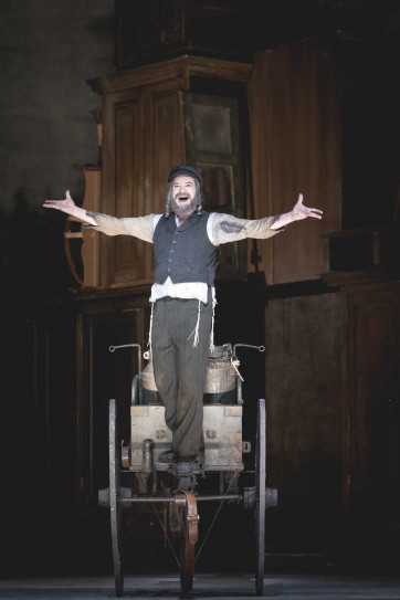 a ACTE 1 Violon_sur_le_toit_P.G-6536_PhotoKlara_Beck