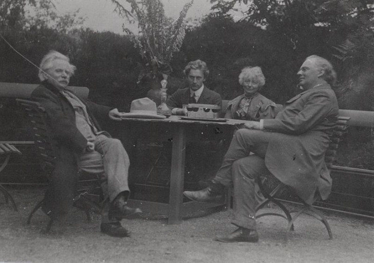 (Edvard_Grieg,_Percy_Grainger,_Nina_Grieg_and_Julius_Röntgen_in_the_garden)_(4008498800)