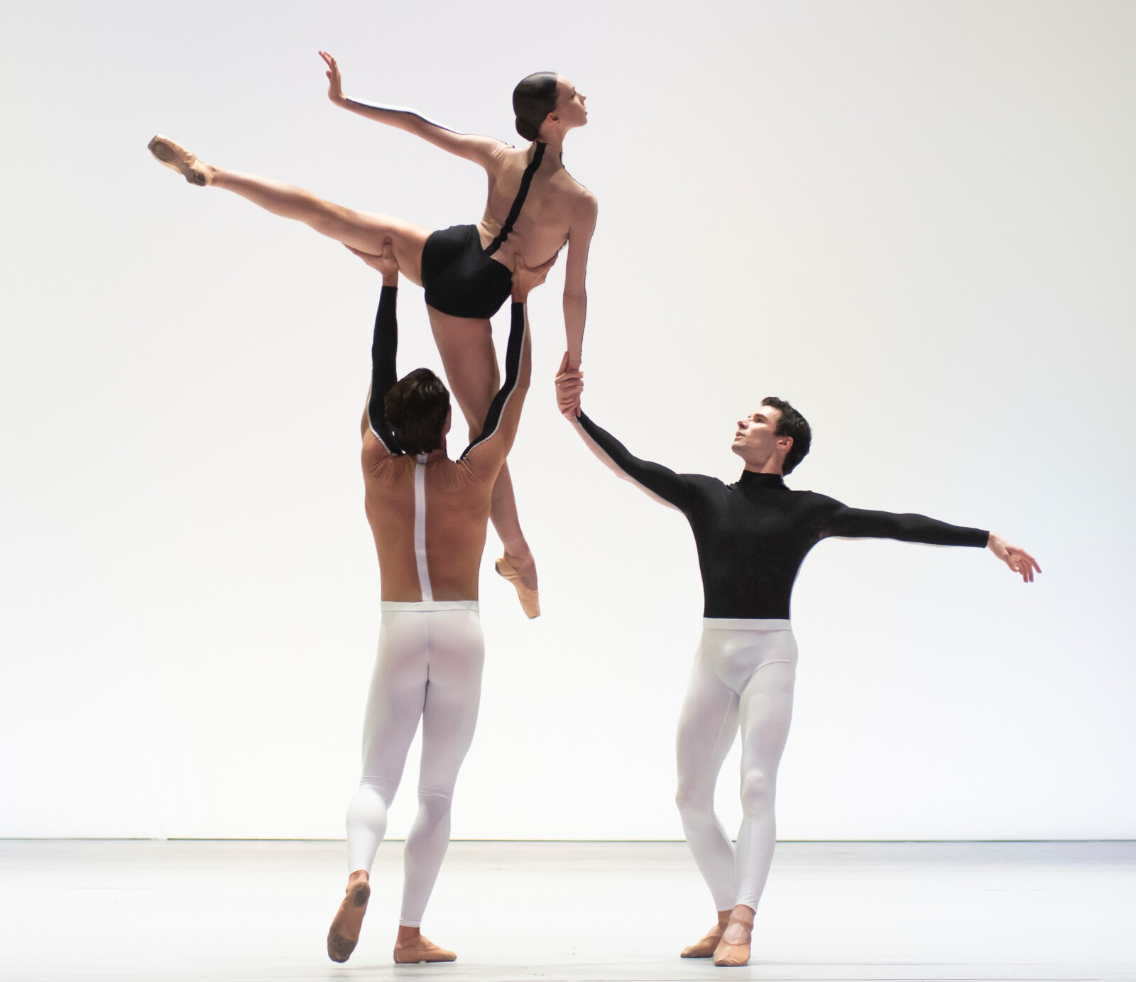 De Trisha Brown aux van Opstal, une soirée toute en Contrastes - ResMusica