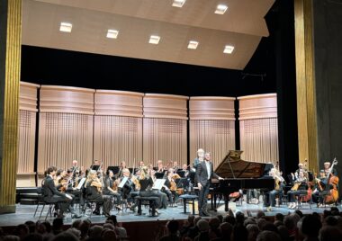 Andrea Marcon et Alexander Gadjiev devant l&rsquo;Orchestre de Chambre de Paris